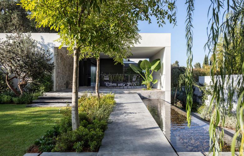 寬敞庭院與泳池的二層大宅設(shè)計